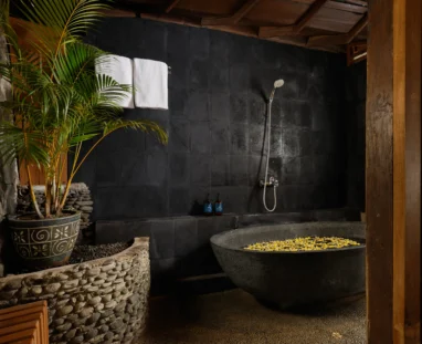 VILLA JOGLO - BATHTUB